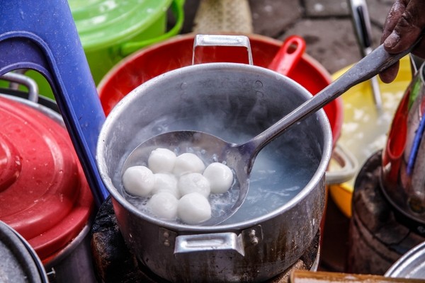 Dòng người xếp hàng dài trăm mét chờ mua bánh trôi, bánh chay. - ảnh 6