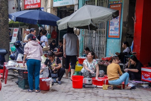 Dòng người xếp hàng dài trăm mét chờ mua bánh trôi, bánh chay. - ảnh 7