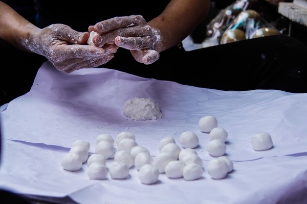 Dòng người xếp hàng dài trăm mét chờ mua bánh trôi, bánh chay. - ảnh 9