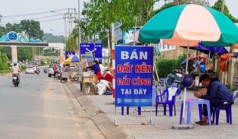 Vé bay 'đặc khu' khan hiếm, tăng chóng mặt vì cơn sốt đất? - ảnh 1