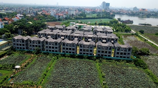 Làng biệt thự triệu USD bỏ hoang trên đất vàng Hồ Tây - ảnh 1