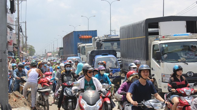 Bố mẹ hãi hùng nhìn con trai bị xe container cán nát chân - ảnh 2