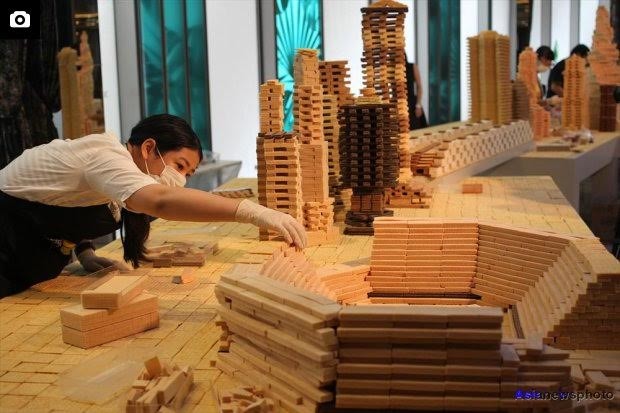 Choáng ngợp với thành phố làm từ 10.000 chiếc bánh bích quy - ảnh 1