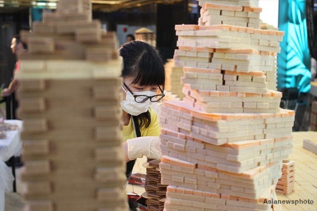 Choáng ngợp với thành phố làm từ 10.000 chiếc bánh bích quy - ảnh 3
