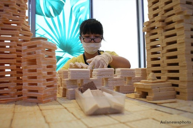 Choáng ngợp với thành phố làm từ 10.000 chiếc bánh bích quy - ảnh 4