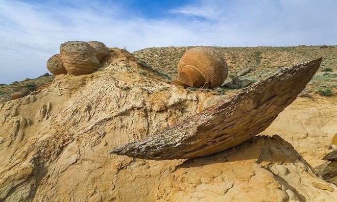 Những khối đá tròn như hòn bi khổng lồ ở Kazakhstan - ảnh 1