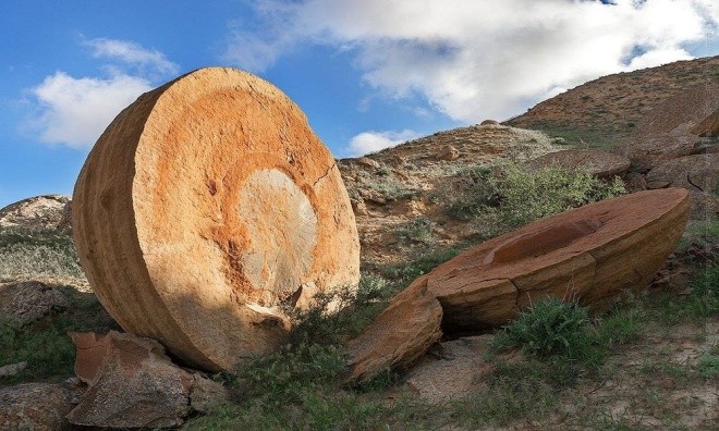 Những khối đá tròn như hòn bi khổng lồ ở Kazakhstan - ảnh 2