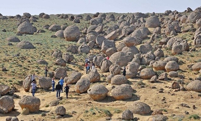 Những khối đá tròn như hòn bi khổng lồ ở Kazakhstan - ảnh 6