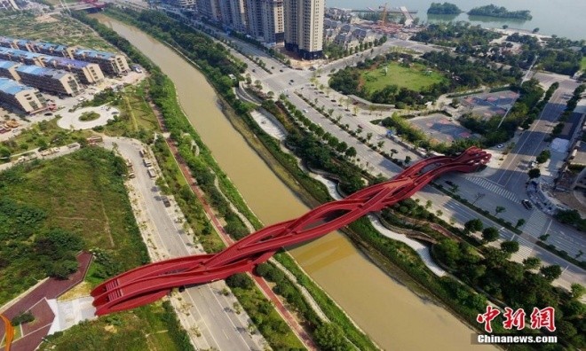 Cầu đi bộ ngoằn ngoèo như mê cung ở Trung Quốc - ảnh 6