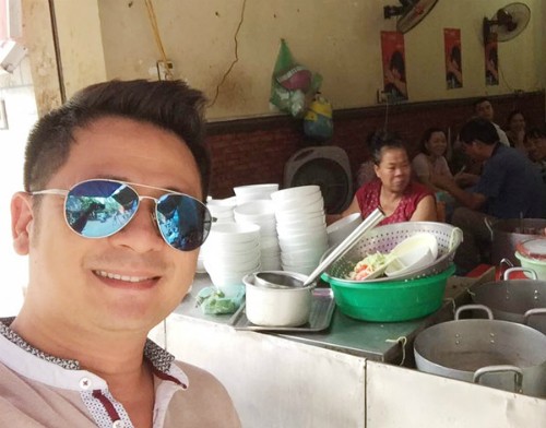 Vợ chồng Thu Phương nếm 'bún chửi' Hà Nội - ảnh 8