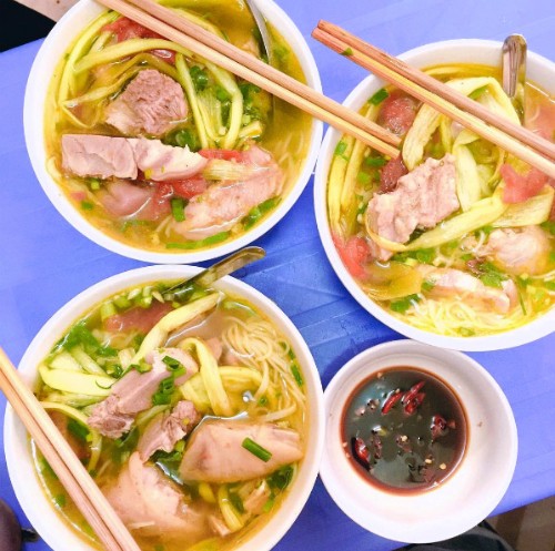 Vợ chồng Thu Phương nếm 'bún chửi' Hà Nội - ảnh 7