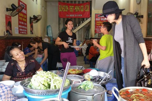Vợ chồng Thu Phương nếm 'bún chửi' Hà Nội - ảnh 5