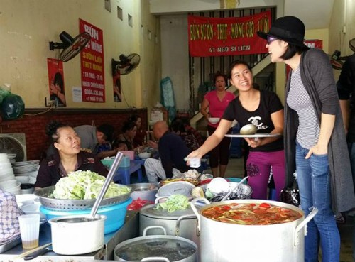 Vợ chồng Thu Phương nếm 'bún chửi' Hà Nội - ảnh 4