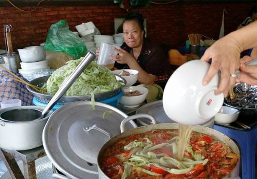 Vợ chồng Thu Phương nếm 'bún chửi' Hà Nội - ảnh 6
