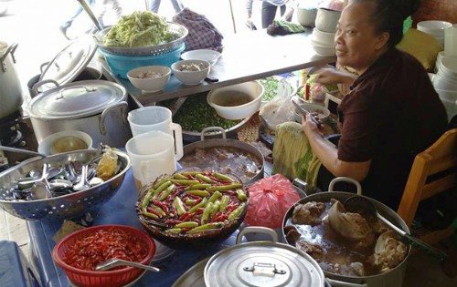 Vợ chồng Thu Phương nếm 'bún chửi' Hà Nội - ảnh 3