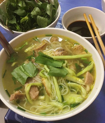 Vợ chồng Thu Phương nếm 'bún chửi' Hà Nội - ảnh 9