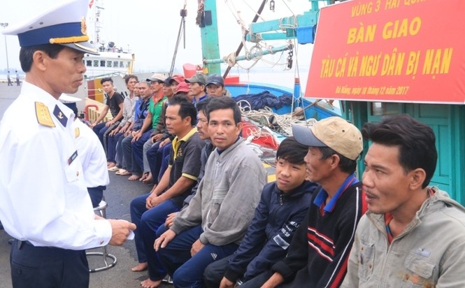 Hải quân vùng 3 cứu tàu cá Bình Định cùng 16 thuyền viên bị nạn trên biển - ảnh 2