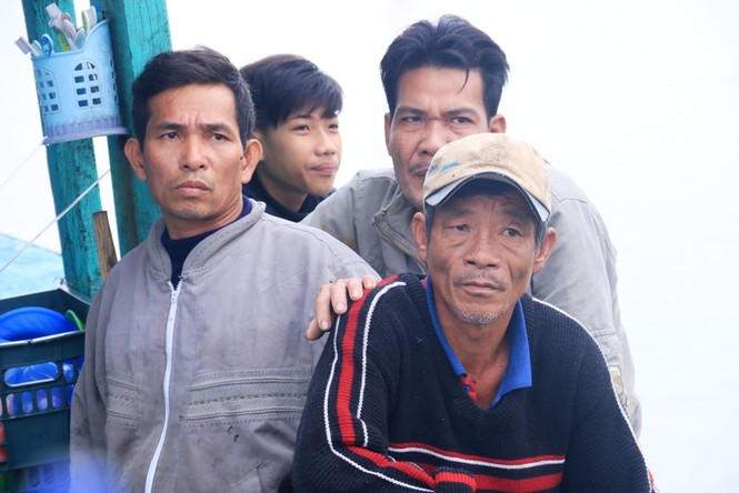 Hải quân vùng 3 cứu tàu cá Bình Định cùng 16 thuyền viên bị nạn trên biển - ảnh 4