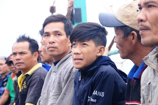 Hải quân vùng 3 cứu tàu cá Bình Định cùng 16 thuyền viên bị nạn trên biển - ảnh 5