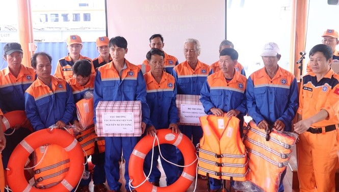 Cứu tàu cá và 11 ngư dân gặp nạn trên biển - ảnh 2