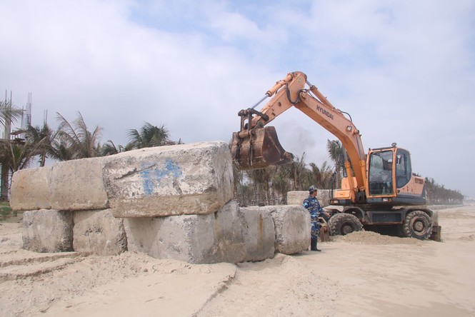 Tháo dỡ hạng mục vi phạm ở 33 biệt thư 'làm chui' ven biển Đà Nẵng - ảnh 6