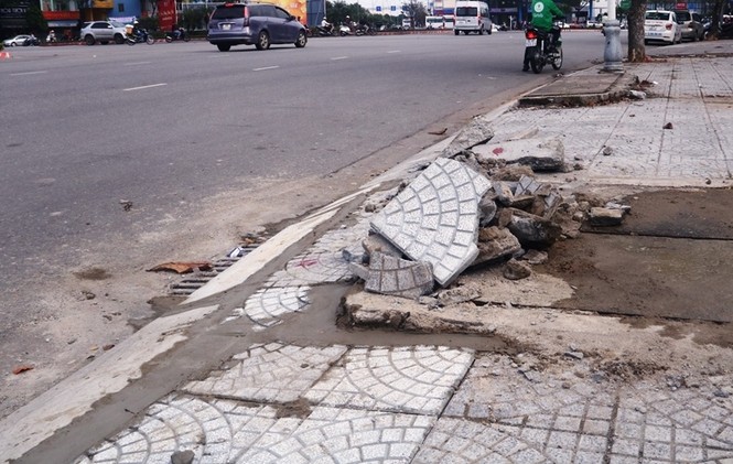 Vữa lát vỉa hè phục vụ APEC chỉ để ngăn... cỏ - ảnh 1