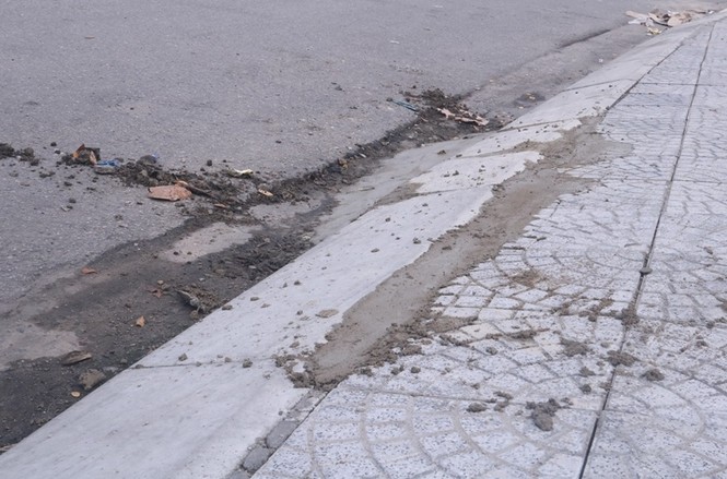 Vữa lát vỉa hè phục vụ APEC chỉ để ngăn... cỏ - ảnh 2