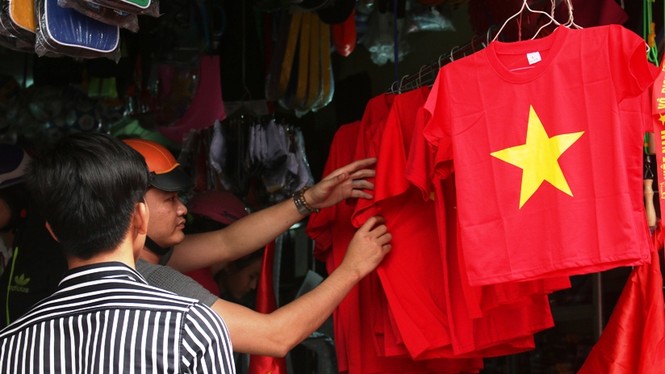 Dân Đà Nẵng đổ xô mua áo, cờ cổ vũ U23 Việt Nam ở chung kết - ảnh 2