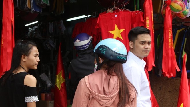 Dân Đà Nẵng đổ xô mua áo, cờ cổ vũ U23 Việt Nam ở chung kết - ảnh 4