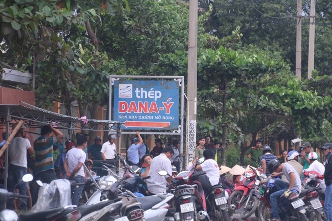 Đà Nẵng: Người dân tiếp tục vây nhà máy thép Dana – Ý - ảnh 2