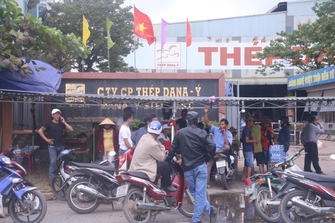 Đà Nẵng: Người dân tiếp tục vây nhà máy thép Dana – Ý - ảnh 1