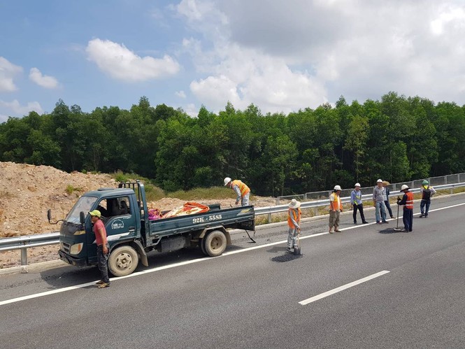 Cao tốc 34.000 tỷ đồng sau 'vá', tay không có thể bóc được - ảnh 2