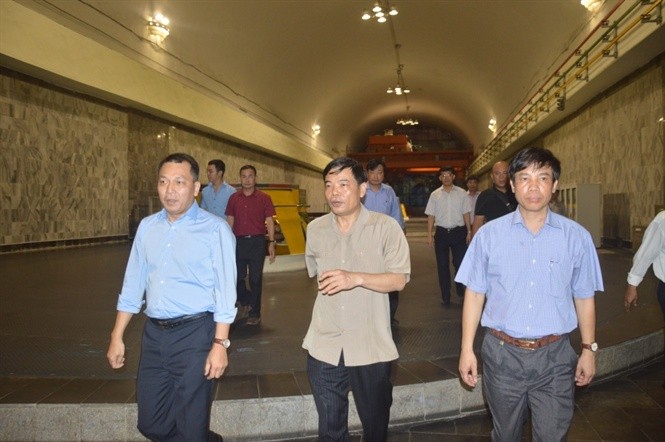 Hồ thuỷ điện Hoà Bình mở 2 cửa đáy xả lũ - ảnh 1