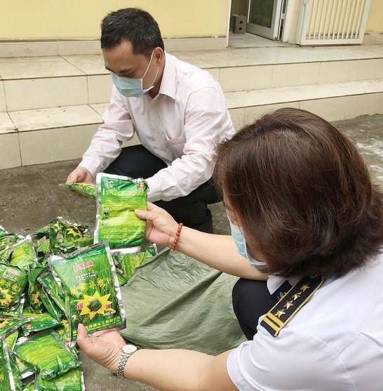 Tiêu hủy 3 tấn thuốc bảo vệ thực vật nhập lậu từ Trung Quốc - ảnh 2