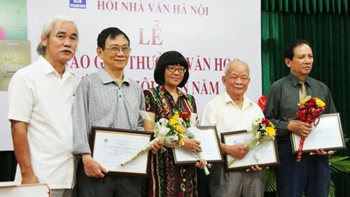 Văn học Việt Nam 2013: “Gừng càng già lại càng cay” - ảnh 1