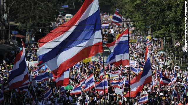 Nổ súng ngày 'đóng cửa' Bangkok, 2 người bị thương - ảnh 1