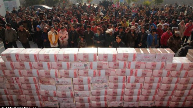 Sốc với 'núi tiền' Tết của nông dân Trung Quốc - ảnh 1