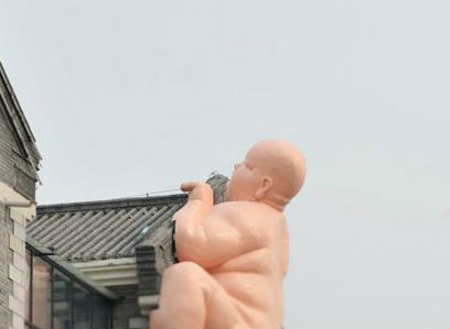 Trung Quốc phá tượng “khỏa thân” trèo tường - ảnh 2