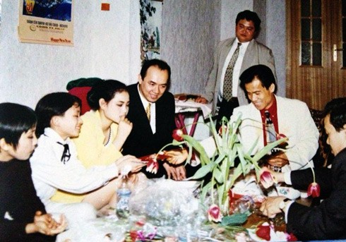 ‘Thợ cắt tóc’ Đàm Vĩnh Hưng đông khách chiều cuối năm - ảnh 2