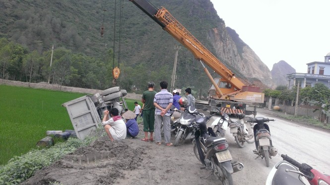 Xe tải lăn xuống ruộng, lật ngửa - ảnh 1