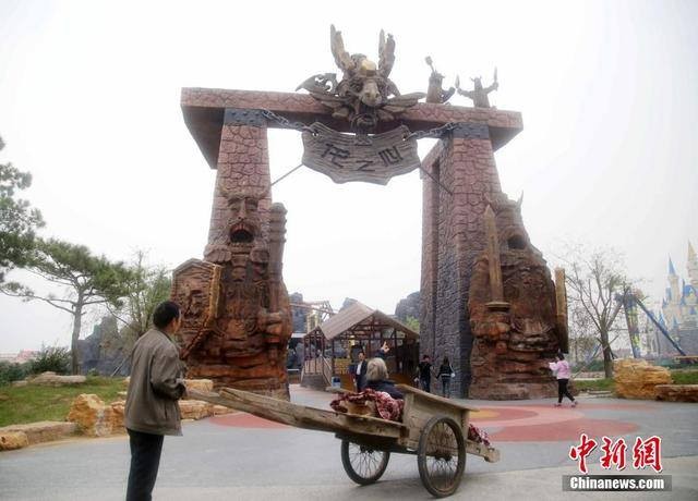 Cảm động con trai kéo xe bò đưa mẹ già đi chơi - ảnh 2