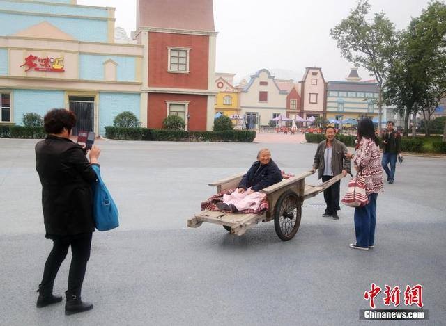 Cảm động con trai kéo xe bò đưa mẹ già đi chơi - ảnh 3