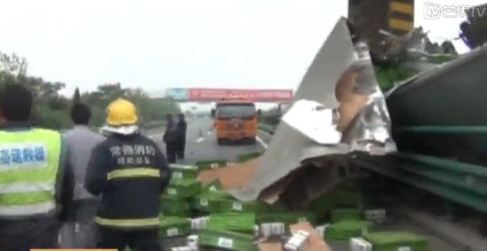 Ô tô gặp nạn trên cao tốc, tiền vương vãi khắp nơi - ảnh 1