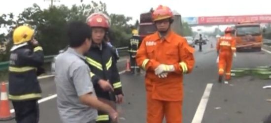 Ô tô gặp nạn trên cao tốc, tiền vương vãi khắp nơi - ảnh 3