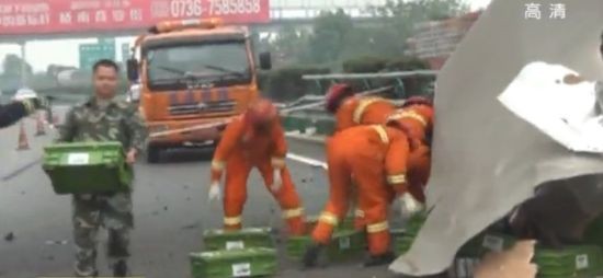 Ô tô gặp nạn trên cao tốc, tiền vương vãi khắp nơi - ảnh 4
