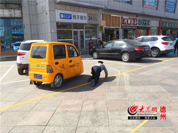 Sốc với hình ảnh nhân viên bảo vệ quỳ lạy người đỗ xe - ảnh 2