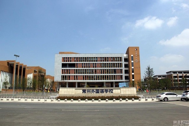 Hàng loạt học sinh đổ bệnh vì trường gần nhà máy thuốc sâu - ảnh 1