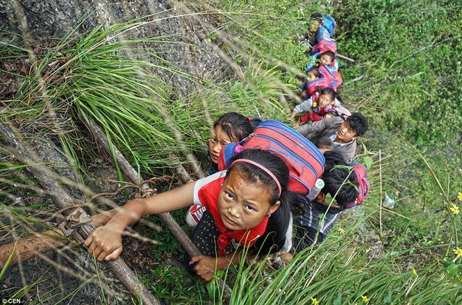 Thót tim cảnh học sinh leo núi dựng đứng đi học - ảnh 1