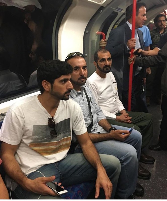 Quốc vương và thái tử Dubai giản dị đi tàu điện ngầm ở London - ảnh 1