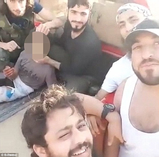 Man rợ, phiến quân Syria chặt đầu cậu bé 11 tuổi - ảnh 1